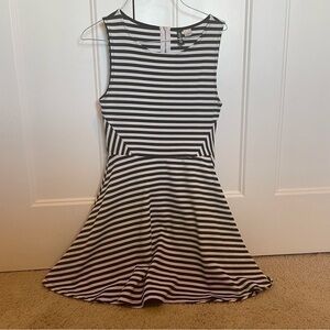 womens size small h&m black and white striped dress